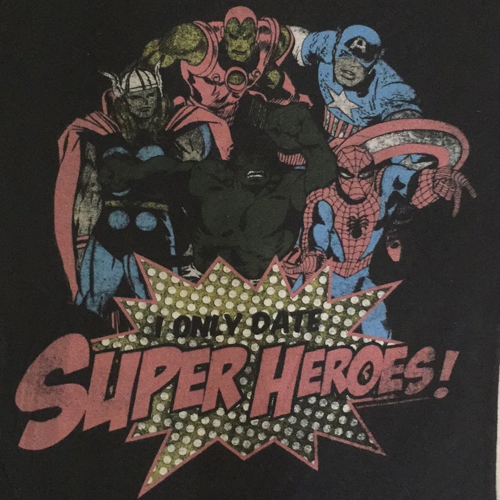 "I only date super heroes" graphic tee